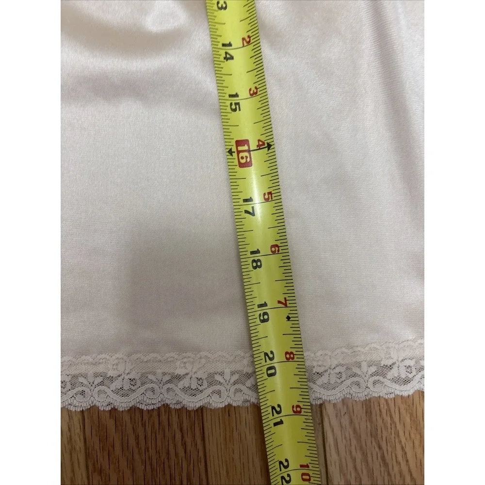 Woman's Warners Apricot Colored Perfect Measure Half Slip Lace Hem - Large